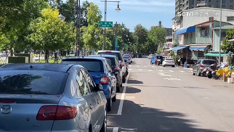 熱天別把小孩關車上！車內狂飆54度