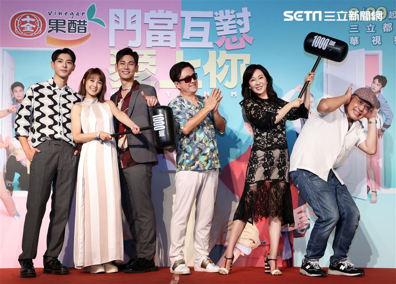 大元(林艾璇)、連晨翔、楊子儀、檢場、樊光耀、況明潔出席「門當互懟愛上你」首映會。（記者邱榮吉/攝影）大元(林艾璇)、連晨翔、楊子儀、檢場、樊光耀、況明潔出席「門當互懟愛上你」首映會。（記者邱榮吉/攝影）