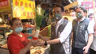 鄭運鵬首度掃市場　攤商送「好彩頭」