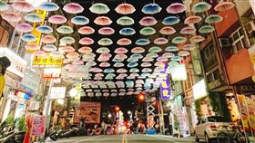 ▲苑裡鬼門關夜市傍晚開始，已陸續有人潮湧入。（圖／翻攝自苑裡鎮長劉秋東粉絲團）