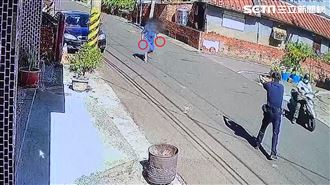 囂張雙刀男嘴裡狂嗆1句　警決定開槍