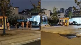 中國大媽們將核酸檢測亭推走。（圖／翻攝自微博）