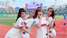 ▲樂天女孩受邀替韓職樂天巨人開球。（圖／樂天桃猿球團提供）