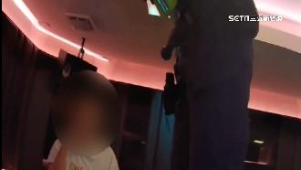 男天花板藏毒　被警識破辯在擦鞋子