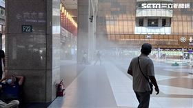 北車大廳煙霧瀰漫,記者劉沛妘攝影