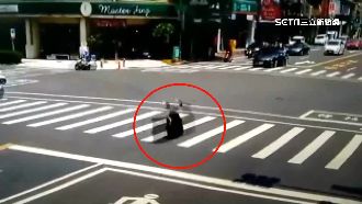 離奇無人機車逆向暴衝　擦撞轎車倒地