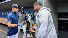 ▲鈴木一朗很驚訝能見到水手傳奇球星小葛瑞菲（Ken Griffey Jr.）。（圖／翻攝自水手推特）