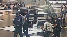 許男在台北車站大廳噴灑滅火器遭警方強制送醫。（圖／翻攝畫面）