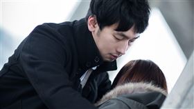 情侶,老師,師生,壁咚,戀愛,男友,女友,辦公室,同事,戀情,擁抱 圖翻攝自pakutaso免費圖庫