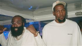 ▲杜蘭特（Kevin Durant）現身哈登（James Harden）生日趴。（圖／翻攝自哈登IG）