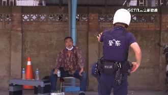 很近才抽刀！開13槍警重現危險場景