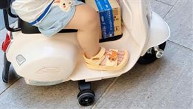 鄉民女神推車帶女兒。（圖／翻攝自潔哥IG）