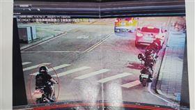 紀姓男騎士行經仰德大道路檢點時，未停車逕自駛離遭開18萬元拒測罰單。（圖／翻攝自《爆廢公社》）