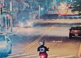 紀姓男騎士行經仰德大道路檢點時，未停車逕自駛離遭開18萬元拒測罰單。（圖／翻攝自《爆廢公社》）