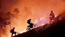 ▲中國爆嚴重山火！500輛機車熱血救援　事後驚爆是P圖（圖／翻攝自微博）

