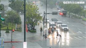大雨,雨彈,大雨特報,下雨（圖／記者楊澍攝）