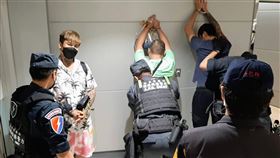 刑事局國際刑警在泰國攔截從KK園區返國的16名台灣人，其中至少包括3名人蛇集團份子。（圖／記者李依璇翻攝）