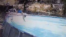 媽泳池中突病發！臉部朝下狂抽搐　10歲兒跳水救母影片曝