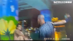 新北市福和橋下洪姓男子與賴姓男子吵架，警方到場勸阻。（圖／翻攝畫面）