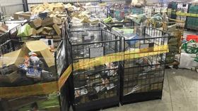 ▲檢警搜索駿速公司桃園倉庫，查扣大批退貨，防堵這些爛貨和假貨流入市面。（圖／警方提供）