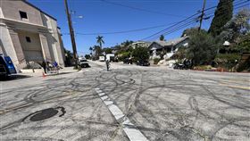 玩命關頭拍攝場景 吸引飆車族聚集電影「玩命關頭」（The Fast and the Furious）拍攝場景之一的附近道路地面上布滿飆車族甩尾特技留下的輪胎痕。中央社記者林宏翰洛杉磯攝  111年8月27日