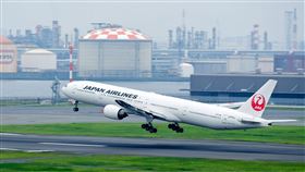 日航班機疑遭鳥擊折返羽田機場日本航空公司發言人表示，一架飛往美國紐約的日航班機在東京羽田機場起飛後不久，緊急折返降落，應是遭遇鳥擊，發動機出問題。圖為同型機從羽田機場起飛。（資料照片）中央社記者黃名璽東京攝　106年9月5日