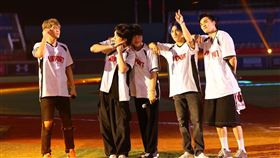 五堅情樂天桃園賽後演唱（圖／翻攝自Rakuten Monkeys臉書）