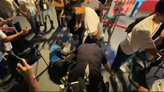 新／藍全代會全武行！徐正文被打在地