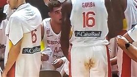 ▲火箭小將加魯巴（Usman Garuba）疑似挫屎在褲子上。（圖／翻攝自NBA Buzz推特）