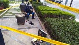 ▲有民眾通報，新北市五股新五路一土地開發公司大門前人行道花圃裡，被放置疑似爆裂物，警方抵現場處理中。（圖／翻攝畫面）