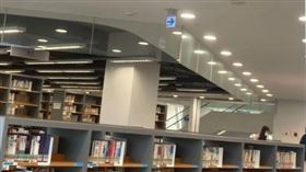 圖書館天花板裝「一排怪玻璃」（圖／翻攝自Dcard）