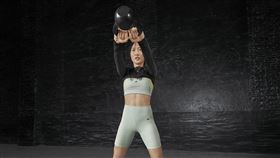 HIIT系列服飾針對不同的運動強度，推出多變有型的男女款樣式，讓你輕鬆將運動服飾融入日常生活之中。（圖／品牌提供）