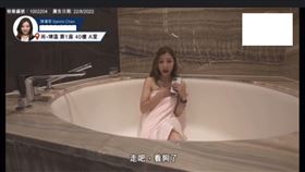 女房仲「圍浴巾裸肩賣房」挨轟不專業，起底曾是暢銷歌手。（圖／翻攝自YouTube）