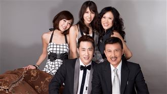 不送余苑綺火化…余天淚曬全家福送別