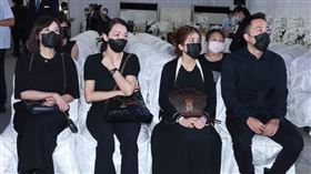 余祥銓（右起）、女友柔柔、余家親友、余筱萍。（圖／記者邱榮吉攝影）