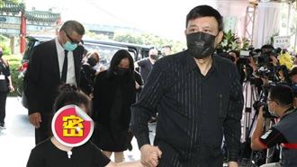 送別愛女余苑綺　余天緊牽孫女樂樂