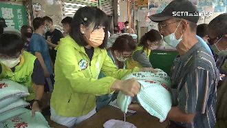 中秋送暖！鄭孟洳發白米助弱勢家庭