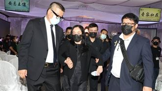 余苑綺告別式落幕　余祥銓護送火化