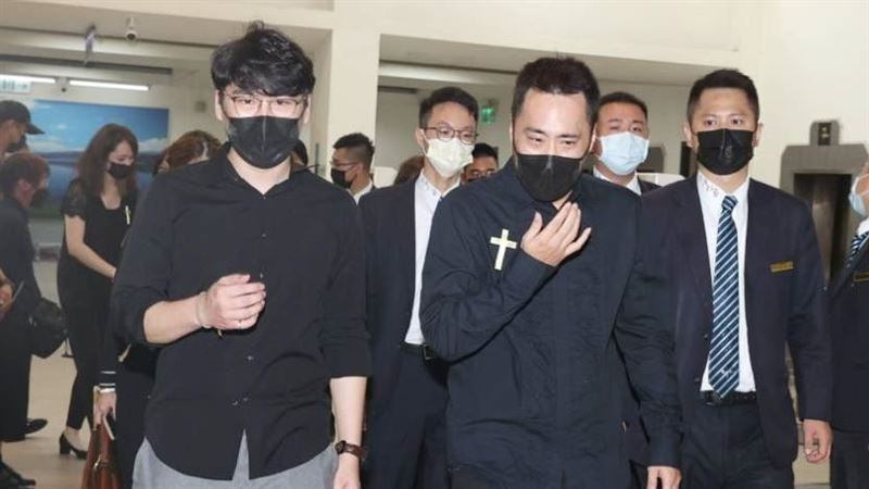 余苑綺抵二殯火化　余筱萍情緒潰堤