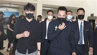 余苑綺抵二殯火化　余筱萍情緒潰堤