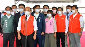 行政院長蘇貞昌今（29）日上午出席「旗津區第二條過港送水管工程通水典禮」。（圖／行政院提供)