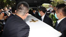 余苑綺追思會結束後，白色棺木上靈車，余祥銓、老公Gary一路扶靈。（圖／記者邱榮吉攝影）