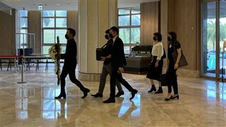 老公捧余苑綺骨灰抵園區　送最後一程