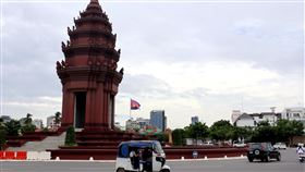 柬埔寨打工陷阱頻傳包括台灣人在內的不少外籍人士被高薪利誘至柬埔寨工作，柬埔寨一夕之間宛如變成騙子大本營。圖為於金邊市區的柬埔寨獨立紀念碑。圖攝於5月29日中央社記者陳家倫金邊攝  111年8月28日