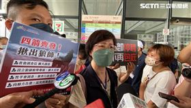 人本基金會與民團到台中市政府抗議，要求停聘狼師擴大併案調查。（圖／記者李忠憲拍攝）