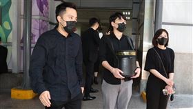 余苑綺二殯火化，余苑綺丈夫Gary（前）與余祥銓、余筱萍等同輩至親陪伴。（圖／記者邱榮吉攝影）