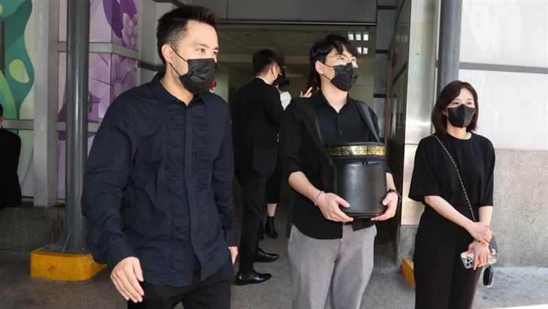 夫妻不能相送　余苑綺尪不畏習俗親捧