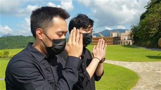 至豬哥亮墓前致意　余祥銓求顧余苑綺