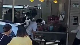  南港軟體園區發生砍殺案件，29歲葉姓女子遭40歲陳姓前男友當街追砍，熱心民眾救命。（圖／記者李依璇翻攝）