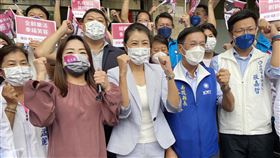許淑華登記參選南投縣長（1）國民黨南投縣長參選人許淑華（前中）29日由南投縣長林明溱（前右2）、國民黨立法委員馬文君（前左2）等人陪同，前往南投縣選舉委員會登記參選，並在大門高呼「當選」口號。中央社記者蕭博陽南投縣攝  111年8月29日